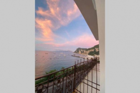 Casa di charme panoramica a Capri sulla spiaggia.